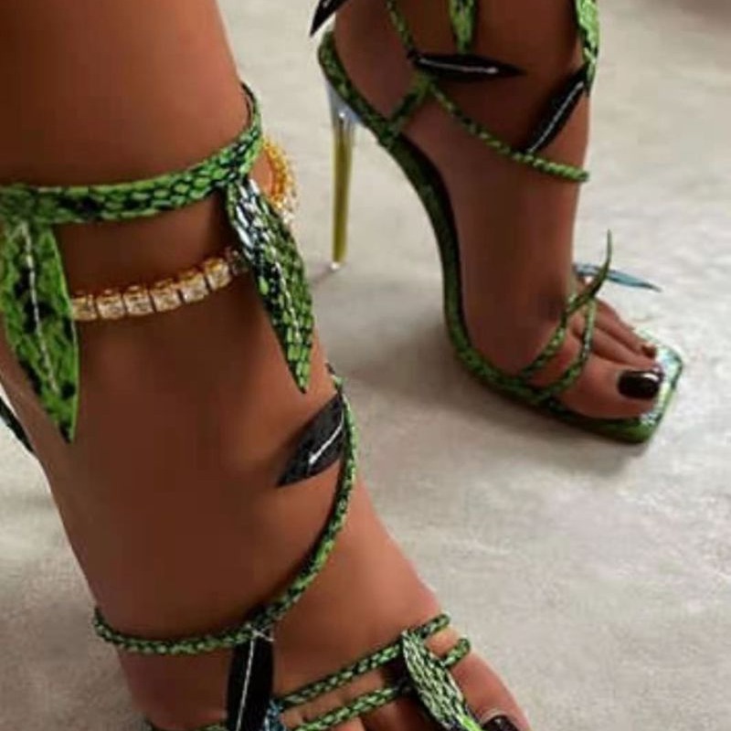 sandalias de tacón alto con punta cuadrada y estampado de serpiente verde a juego NHSO314538