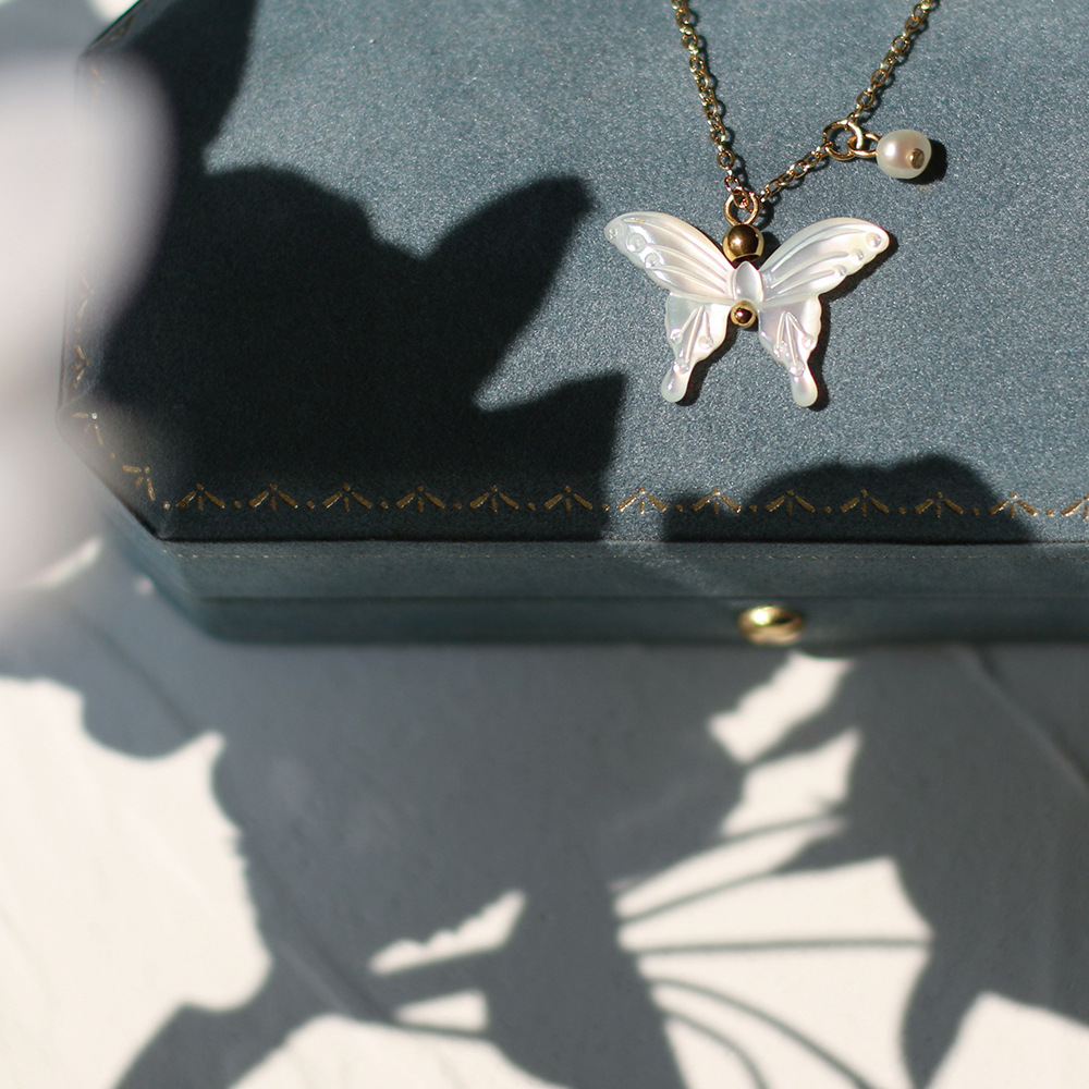 wholesale joyería de concha blanca perla mariposa colgante collar de acero de titanio  NHGC407810
