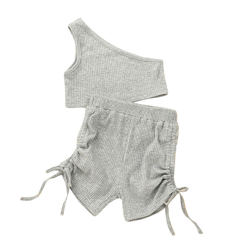 Conjunto de dos piezas de ropa para niños de color sólido con top de un  hombro y pantalones cortos a la moda para niñas NHLF593259